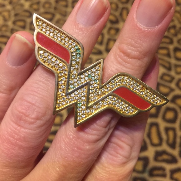 BNWT: WONDER WOMAN DC Comics knuckle ring - Picture 3 of 3